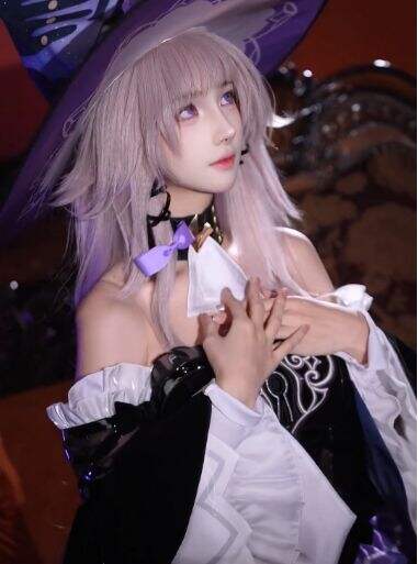 美女COS崩铁大黑塔:油光黑袜,紫色魔法帽,美貌与智慧的化身