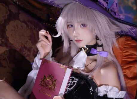 美女COS崩铁大黑塔:油光黑袜,紫色魔法帽,美貌与智慧的化身