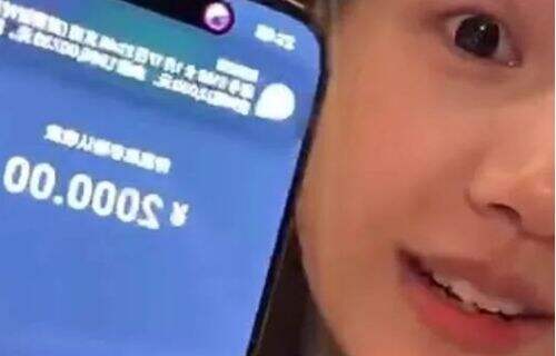 女主播意外暴露2000W余额,引网友热议不断,蓝战非:这么有钱还卖惨