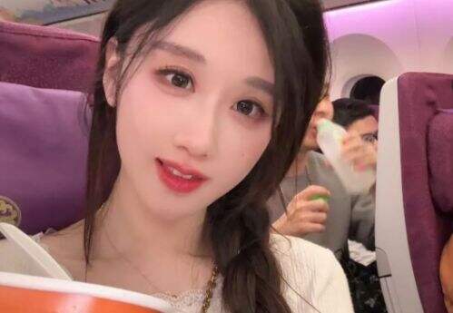 轩子巨2兔晒多张美照,称自己在酒店做兼职,衣衫花哨引网友吐槽