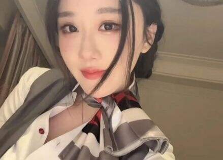 轩子巨2兔晒多张美照,称自己在酒店做兼职,衣衫花哨引网友吐槽