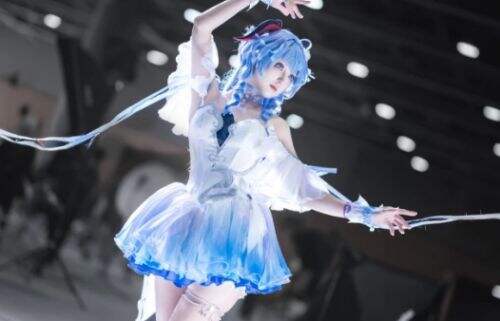 《原神》甘雨COS：蓝白渐变纱裙美绝了，白袜过膝再增添几分灵动
