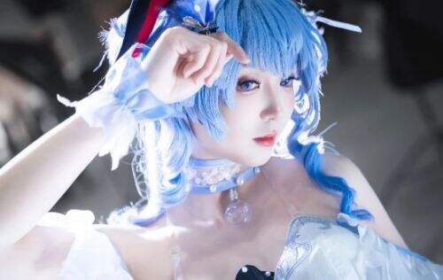 《原神》甘雨COS：蓝白渐变纱裙美绝了，白袜过膝再增添几分灵动