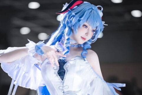 《原神》甘雨COS：蓝白渐变纱裙美绝了，白袜过膝再增添几分灵动