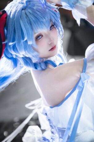 《原神》甘雨COS：蓝白渐变纱裙美绝了，白袜过膝再增添几分灵动