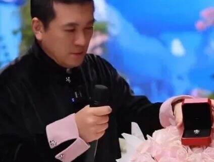 杨子直播再次求婚黄圣依，资产90%都给了女方，自己只剩下买戒指钱