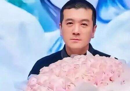 杨子直播再次求婚黄圣依，资产90%都给了女方，自己只剩下买戒指钱