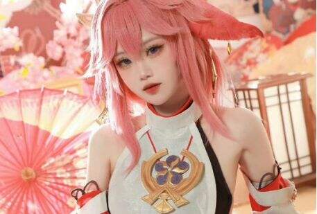 《原神》八重神子COS：粉发狐狸太可爱，身材颜值超还原，