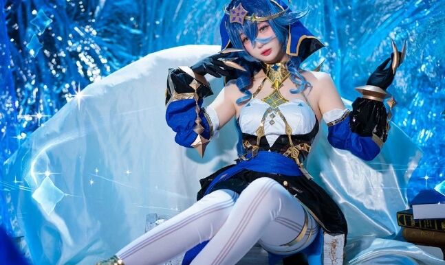 萌妹COS《原神》莱依拉:慵懒深情