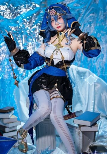 萌妹COS《原神》莱依拉:慵懒深情