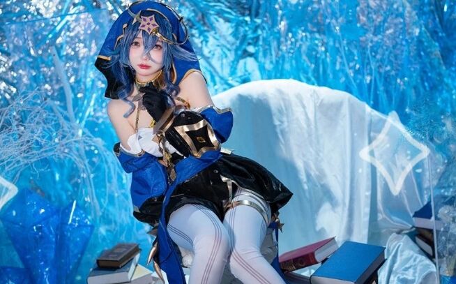 萌妹COS《原神》莱依拉:慵懒深情