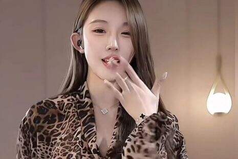 女主播穿豹纹衣自导自演，称自己这么美没有大哥来，网友：快醒醒吧
