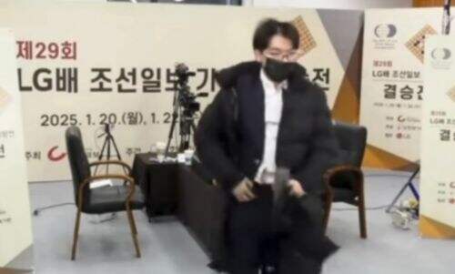 棋手柯洁遭遇裁判不公对待，怒而退赛抗议，对手直接0负1胜夺冠