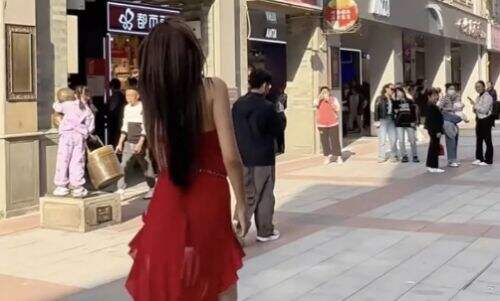 女主播街头直播舞蹈，被路人现场怒怼，直言：马路不是你的家