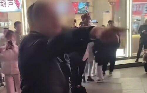 女主播街头直播舞蹈，被路人现场怒怼，直言：马路不是你的家