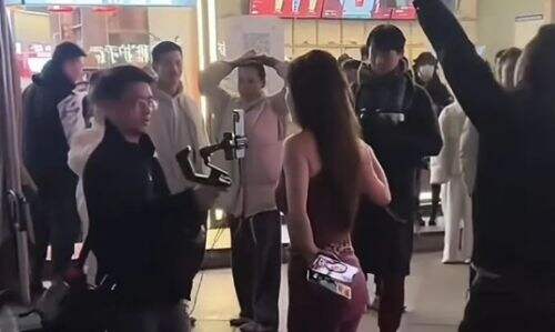 女主播街头直播舞蹈，被路人现场怒怼，直言：马路不是你的家
