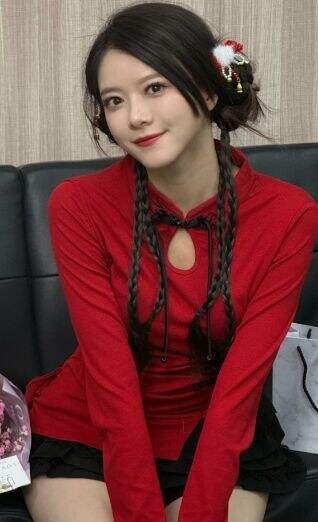 LPL美女主持骆歆晒新春美照：骆歆俏皮麻花辫，红衣短裙十分喜庆
