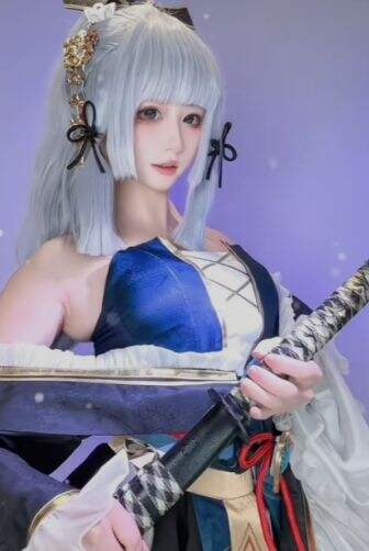 超还原《原神》神里绫华COS:长腿玉足太清纯,白鹭公主魅力满满