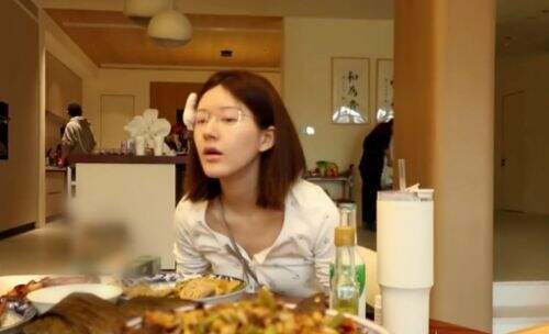 赵露思对四个字耿耿于怀,用豪宅和美食来博取同情,反遭网友吐槽