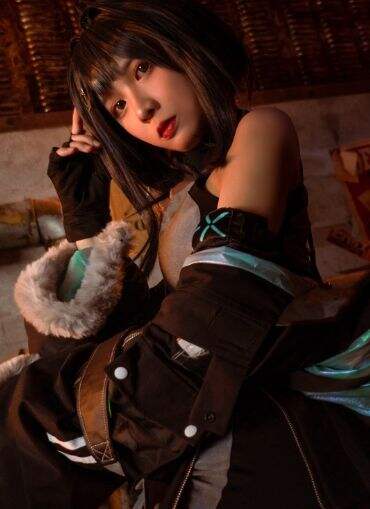 《明日方舟》羽毛笔COS:短发美女太好看,冷酷与魅力兼顾,气质拉满