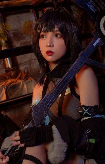 《明日方舟》羽毛笔COS:短发美女太好看,冷酷与魅力兼顾,气质拉满