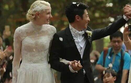 撒贝宁回武汉拜年被偶遇,妻子李白又高又瘦,一家四口同框超温馨