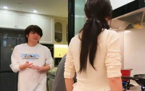 呆妹儿邀请男主播来家包饺子,鞍前马后忙进忙出,网友:难道是对象