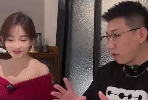 冯提莫接受老白采访,自曝详细身高,称自己换了头,网友:太敢说了