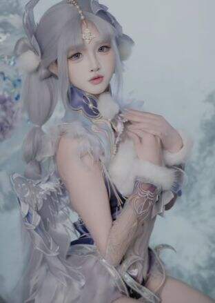 可爱小姐姐COS《永劫无间》殷紫萍,柔荑执剑,心藏锋芒,颜值太高了