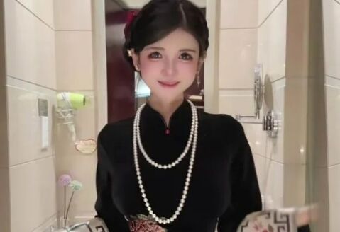 狗头萝莉宣布卖饼结束,穿黑色旗袍展示身材,网友:好有贵妇相
