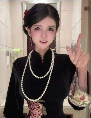 狗头萝莉宣布卖饼结束,穿黑色旗袍展示身材,网友:好有贵妇相