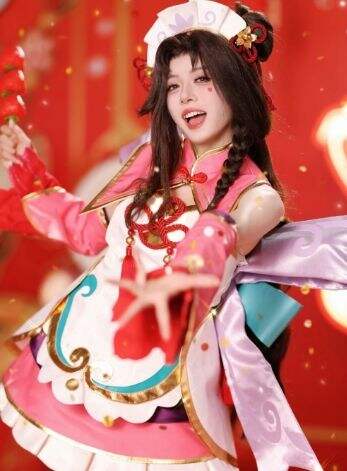 LPL美女主持骆歆COS萨勒芬妮,点心宝贝太可爱,祝大家开业大吉