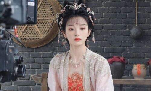 《逐玉》未播先火,张凌赫解锁发冠新造型,和田曦薇同框太般配