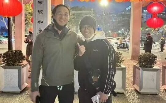 网友偶遇《黑神话》主创冯骥,合照发布后,游科制式口罩”遭吐槽