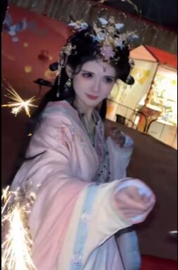 狗头萝莉饼摊即将结束，现场给大家放烟花庆贺，手拿仙女棒太美了