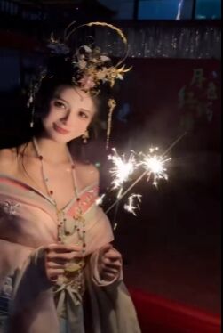 狗头萝莉饼摊即将结束，现场给大家放烟花庆贺，手拿仙女棒太美了