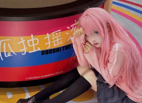 00后小姐姐COS《孤独摇滚》波奇酱,甜美程度太高,完美复刻获好评