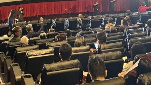 《哪吒2》海外上映，首映人气颇高，观众纷纷支持，还有人哭花眼妆