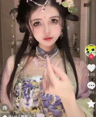 狗头萝莉太宠粉,为满足粉丝要求COS青蛇,称条件有限别嫌弃