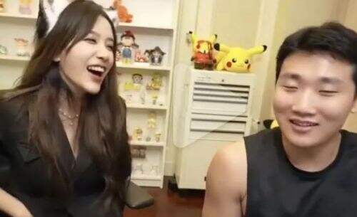 女解说Rita相亲被拒引热议,和伞皇直播全程看肌肉,网友:是真饿了