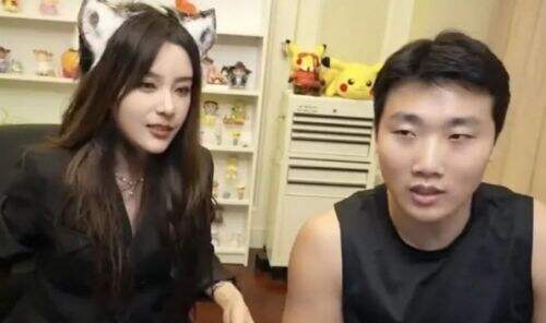 女解说Rita相亲被拒引热议,和伞皇直播全程看肌肉,网友:是真饿了