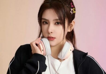女解说Rita相亲被拒引热议,和伞皇直播全程看肌肉,网友:是真饿了