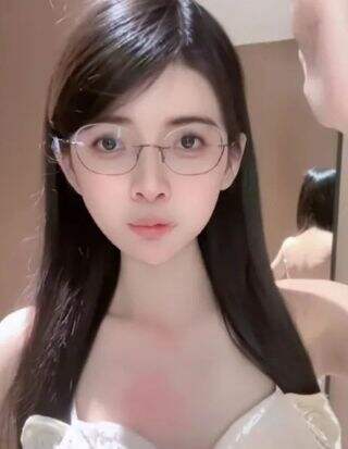 狗头萝莉在寻找新的投资人，称自己很有性价比，锁骨红印反而瞩目
