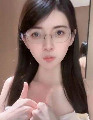 狗头萝莉在寻找新的投资人，称自己很有性价比，锁骨红印反而瞩目