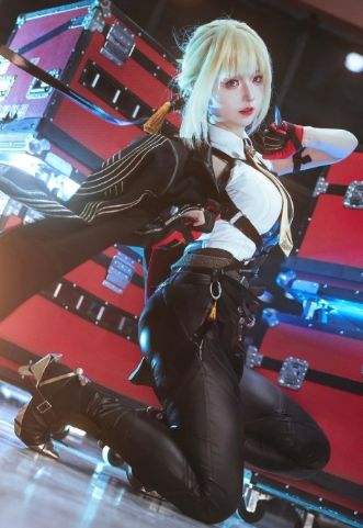 《绝区零》伊芙琳绝美COS：飒爽的保镖小姐姐，这次就用真名接下委托