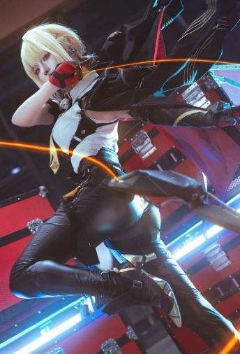 《绝区零》伊芙琳绝美COS：飒爽的保镖小姐姐，这次就用真名接下委托