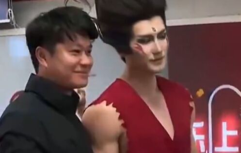 00后男生地铁COS哪吒意外走红,现场多人求合照,称自己其实很社恐