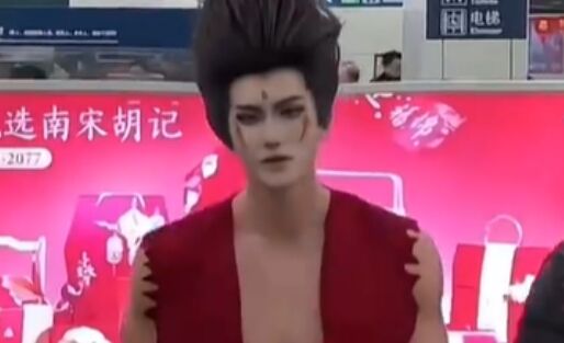 00后男生地铁COS哪吒意外走红,现场多人求合照,称自己其实很社恐