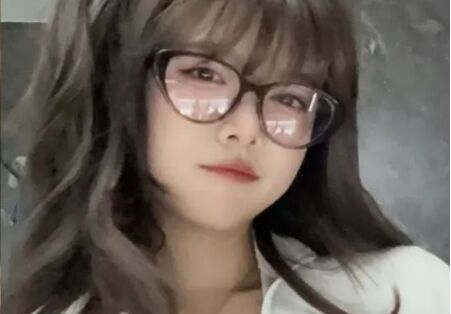 骆歆遭网友吐槽身材臃肿,直接下拉衣角自证,称自己是丰满不是肿