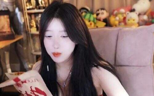 美女主播泰国旅游开直播,刚出镜就被超管封了,网友:胆子太大了